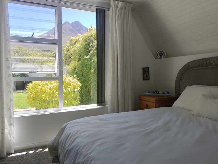 Dormitorio principal: cama doble con baño privado y vistas a la montaña