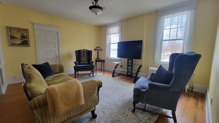 קומה עליונה (מס '3) סלון וחדר אוכל.