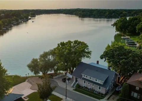 The Whole Lake House on Harriet Lane