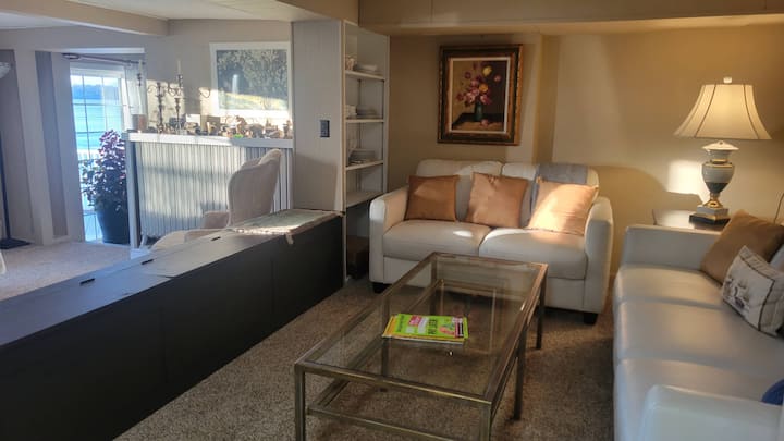 סלון בקומה התחתונה (מס '1). ספה בגודל מלא לאזור שינה נוסף.