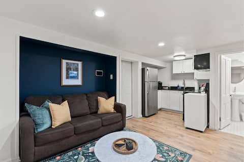 Popular Airbnb listing: Walkable Downtown Apt with Parking in East Central