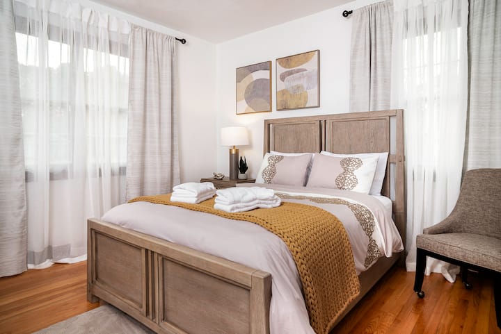 Dormitorio queen 3 con TV inteligente y armario
