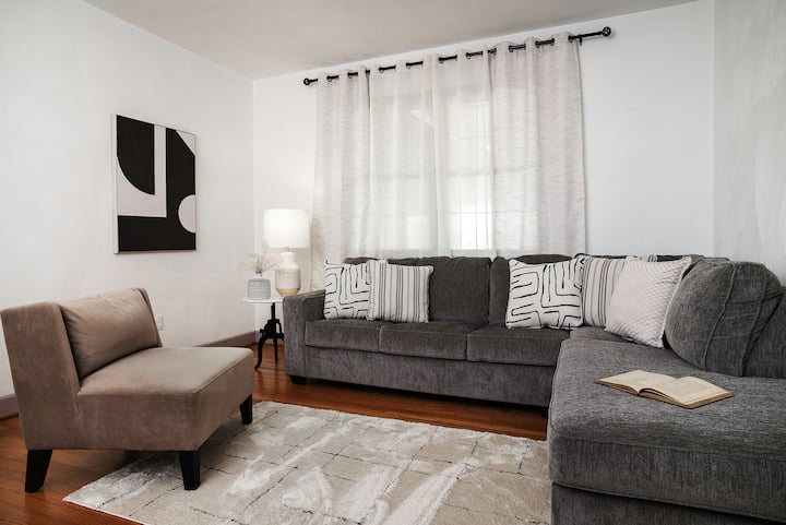  Sala de estar privada con asientos seccionales y sofá cama