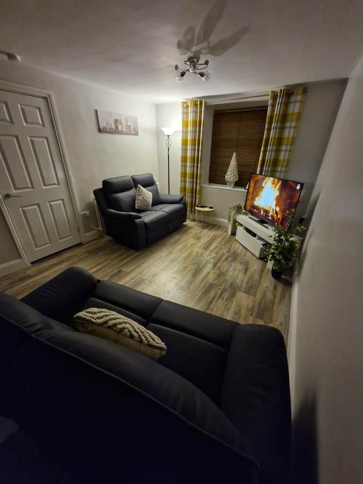 Entire House Sleeps 4.
City Centre Location - Londonderry