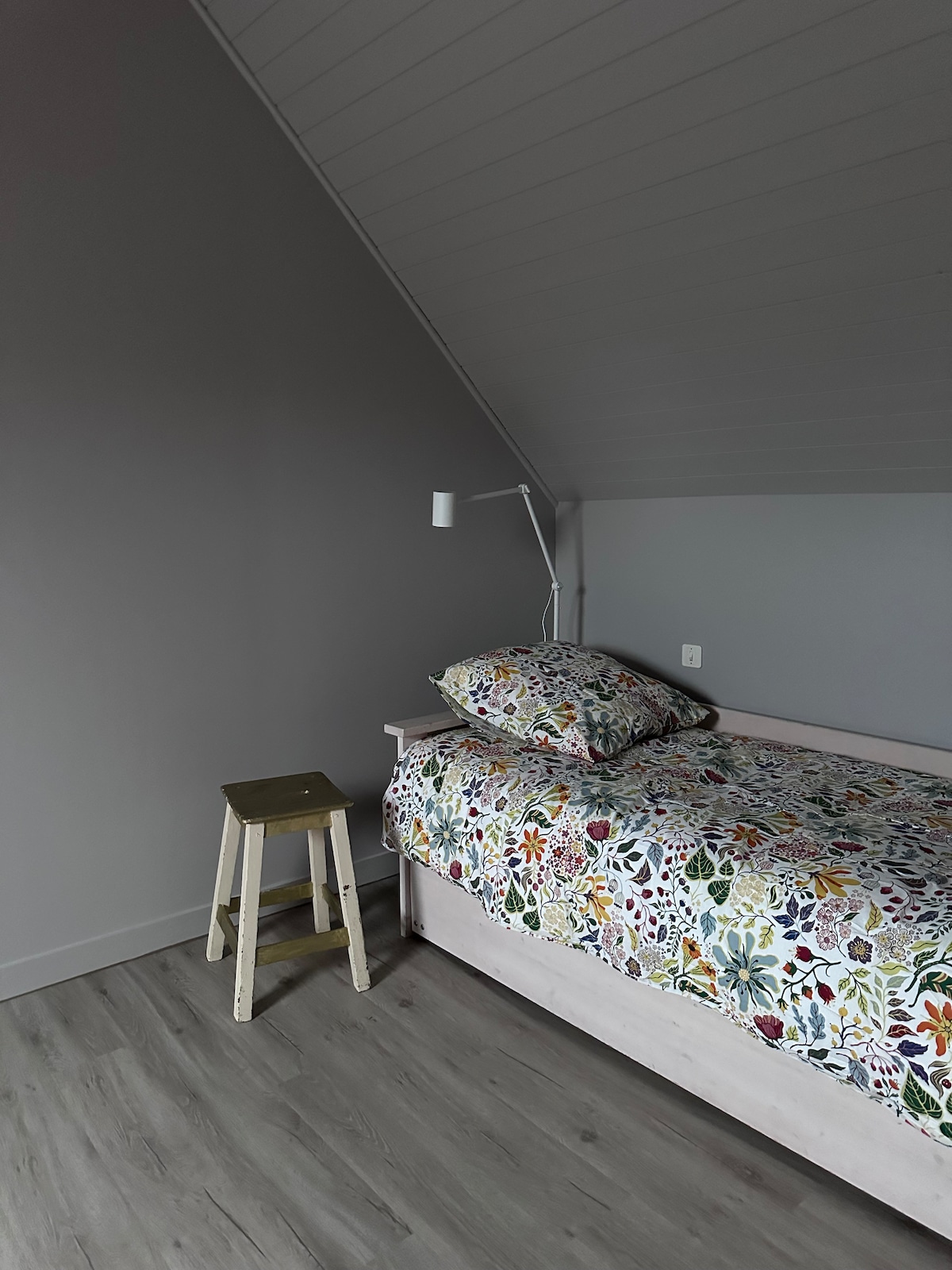 سيتم الانتهاء من الصورة مع السريرين قريبًا.