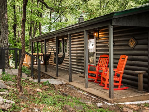 "County Top Cabin" - Mountain Stay w/ Hot Tub!