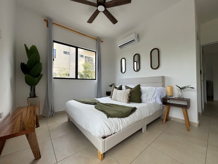 Მთავარი საძინებლის ხედი 152 × 203 სმ საწოლით