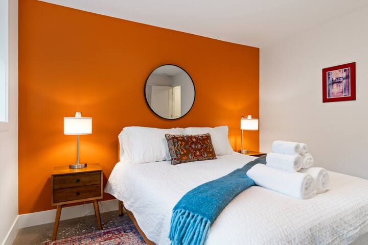 Luxe King Suite+Steps 2 Lake Union+Chef’s Kitchen gallery image 3