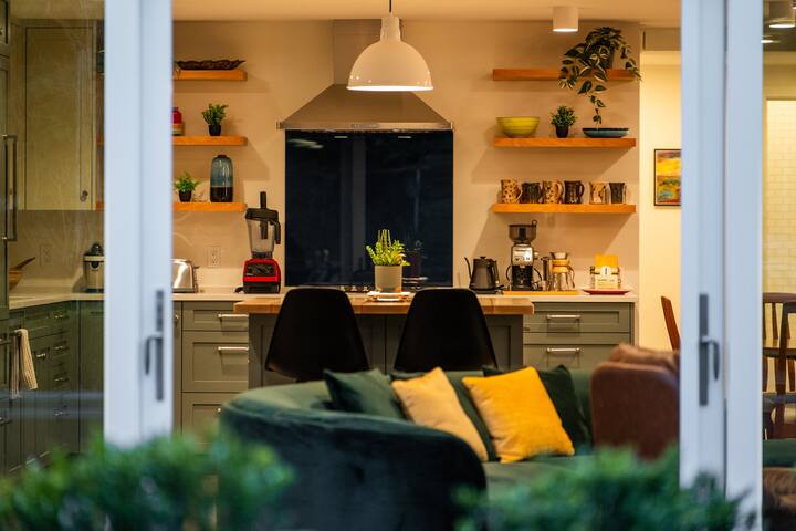 Luxe King Suite+Steps 2 Lake Union+Chef’s Kitchen gallery image 2