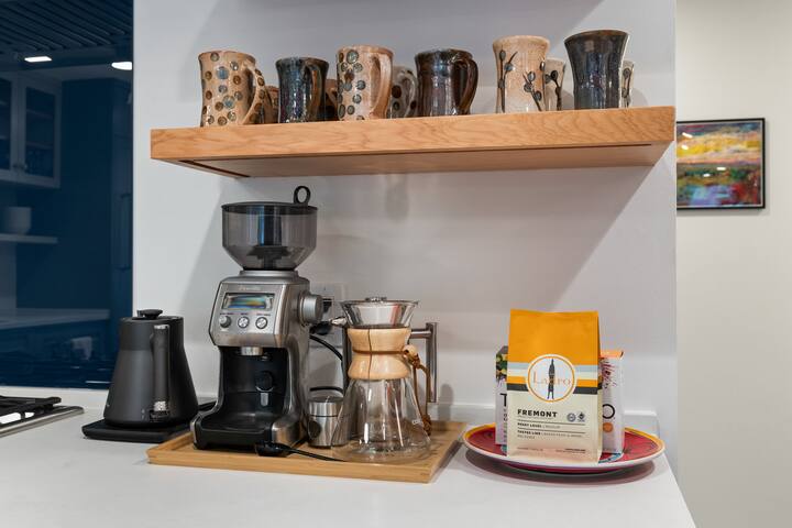 Luxe King Suite+Steps 2 Lake Union+Chef’s Kitchen gallery image 4