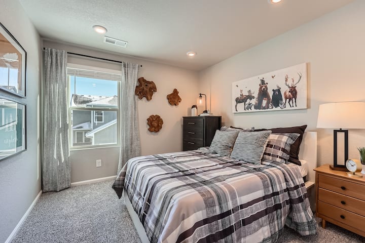 בחדר שינה 2 יש מיטת קווין סייז, שידת לילה, שידה וארון בגדים. 