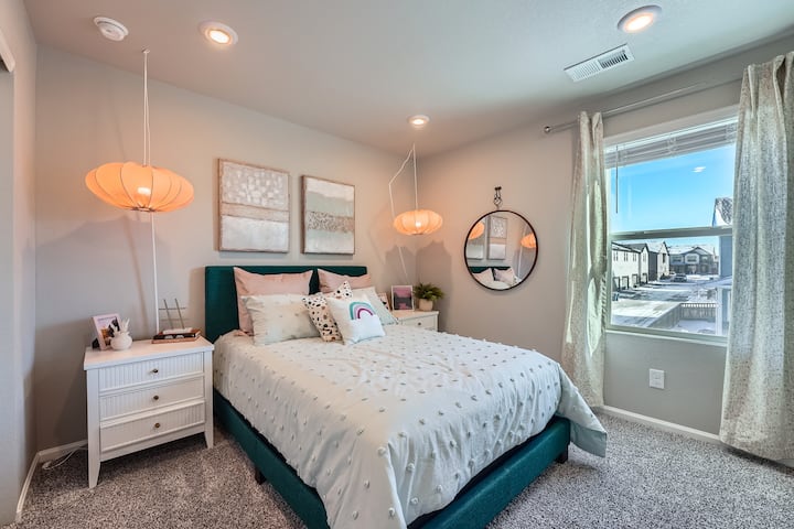 בחדר שינה 3 יש מיטת קווין סייז, אורות מבטא מקסימים, שני שידות לילה עם מגירות בגדים וארון בגדים. 