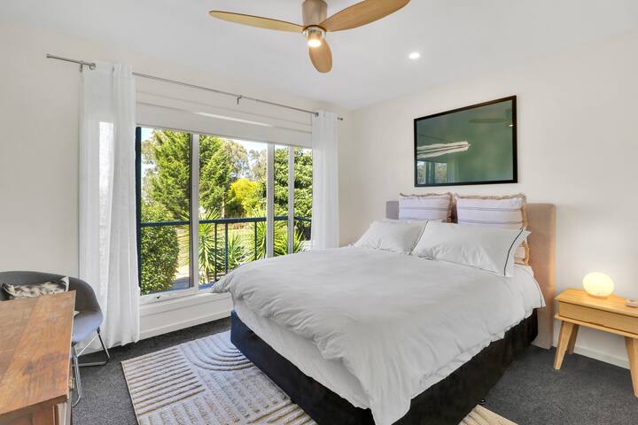 Chambre principale à l'étage avec vue sur le lac et la montagne. 