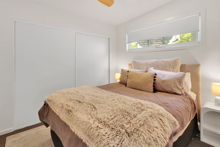 La plus petite des 3 chambres, et la plus privée avec une salle de bain moderne adjacente et un salon/salle de télévision séparé. 