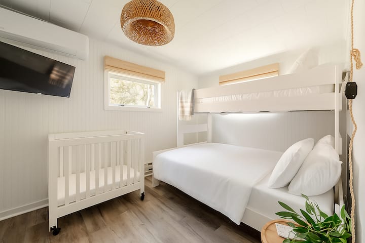 Krevet na kat s bračnim krevetom (širine 150-179 cm). Madraci od memorijske pjene i posteljina od 100 % pamuka, Roku TV s pristupom streaming uslugama i zavjese za zamračenje.