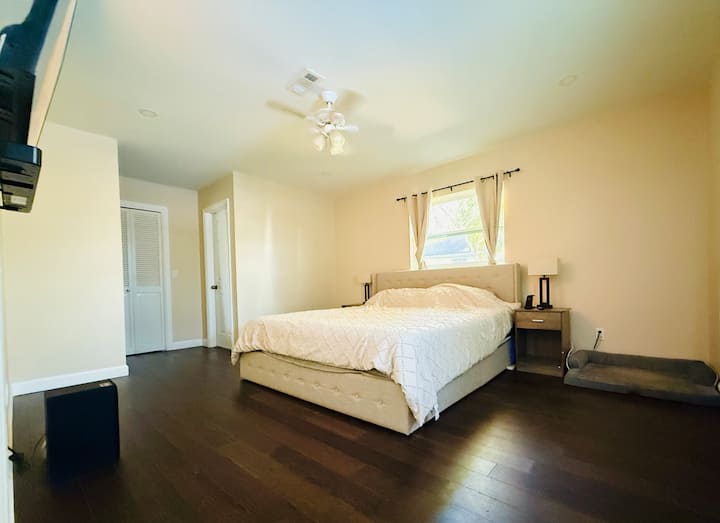 מיטת קינג סייז עם טלוויזיה 65 אינץ' ו -2.1