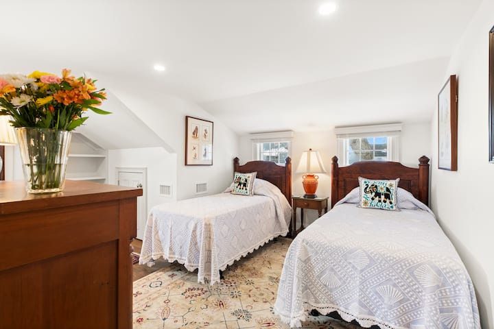 Chumba cha 5 cha kulala chenye vitanda viwili viwili, kilicho kwenye ghorofa ya tatu. Hushiriki bafu na Chumba cha 4 cha kulala (kitanda aina ya king).