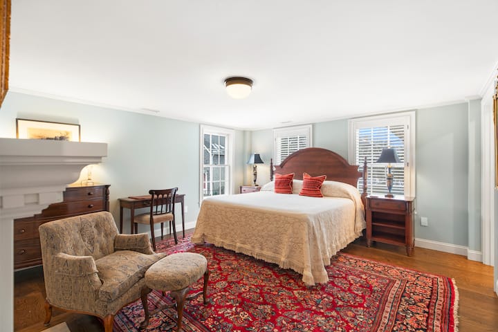 Chumba cha kulala cha ghorofa ya pili kilicho na kitanda aina ya king na bafu la kujitegemea.