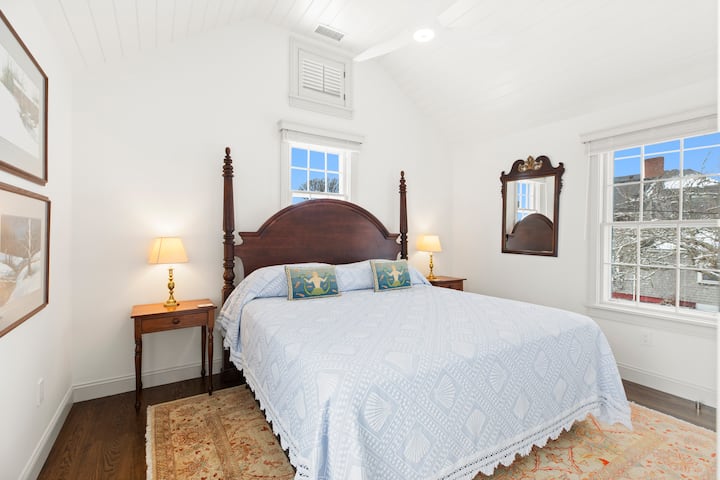 Chumba cha kulala cha ghorofa ya pili kilicho na kitanda aina ya king na bafu la kujitegemea.