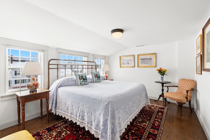 Chumba cha 4 cha kulala kilicho na kitanda cha kifalme, kilicho kwenye ghorofa ya tatu. Hushiriki bafu lenye Chumba cha 5 cha kulala (vitanda viwili pacha).