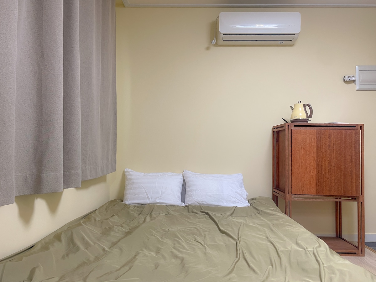 Queensize bed is klaar voor jullie.