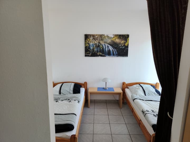 Acogedora zona para dormir con 2 camas individuales.