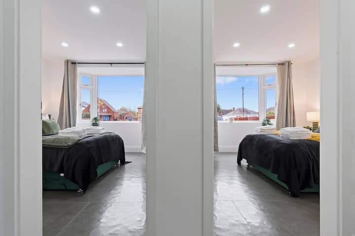 Dvije spavaće sobe s udobnim krevetima i mnogo prostora.