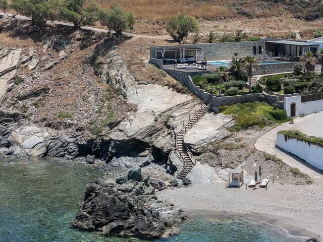 Sapphire Shores: Beachfront Retreat by etouri gallery image 4