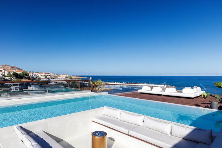 Sapphire Shores: Beachfront Retreat by etouri