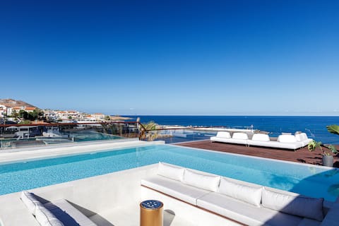 Sapphire Shores: Beachfront Retreat by etouri