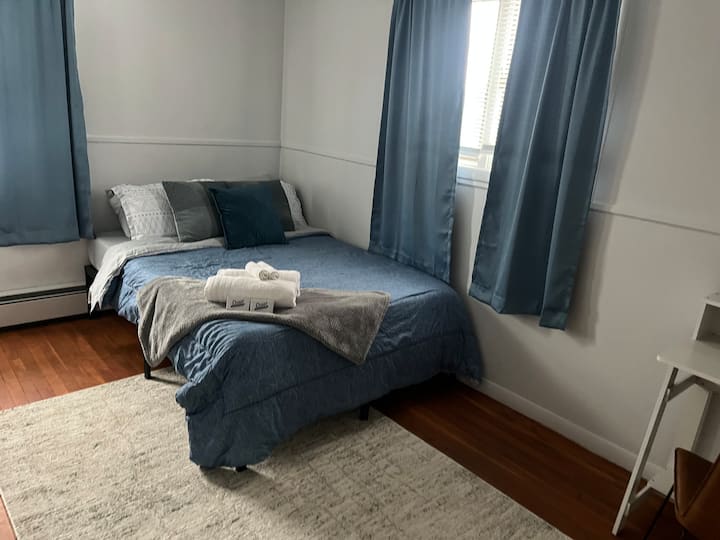 Დატკბით სრული ზომის საწოლით, დამატებითი ბალიშებითა და საბნით. Ყველა სტუმარი მიიღებს 2 პირსახოცს, ხელსახოცს და საპნის ზოლს. Ამ ოთახს აქვს ცალკე სამუშაო მაგიდა ან სამუშაო სივრცე, ტელევიზორი და ROKU გასართობი სტრიმინგისთვის. 