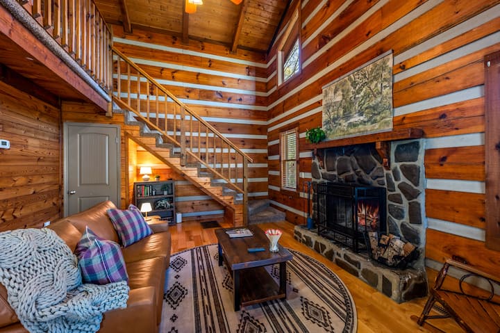 Little Bear Hideaway, Hot Tub! Romantic - Gatlinburg
