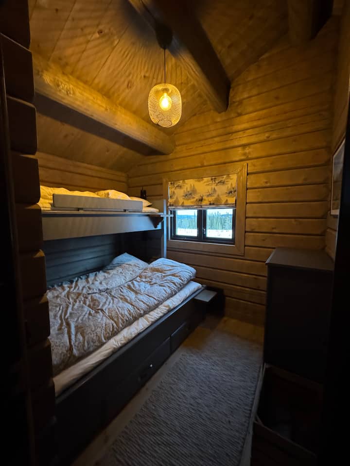 Udoban gornji dio i madraci u oba kreveta. 
160 cm ispod i 90 cm na katu.
Ploča
Svjetlo za čitanje i univerzalni kabel za punjenje na svakom katu