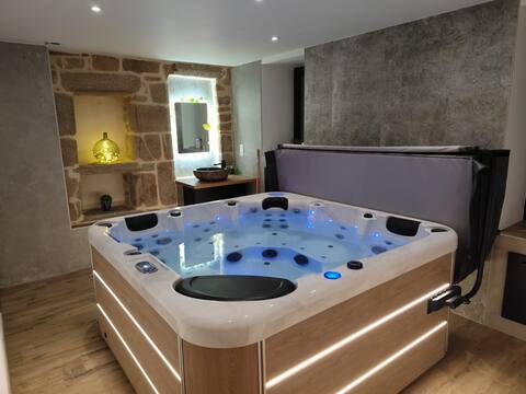 "Le Saint Revert" gite with private HOT TUB