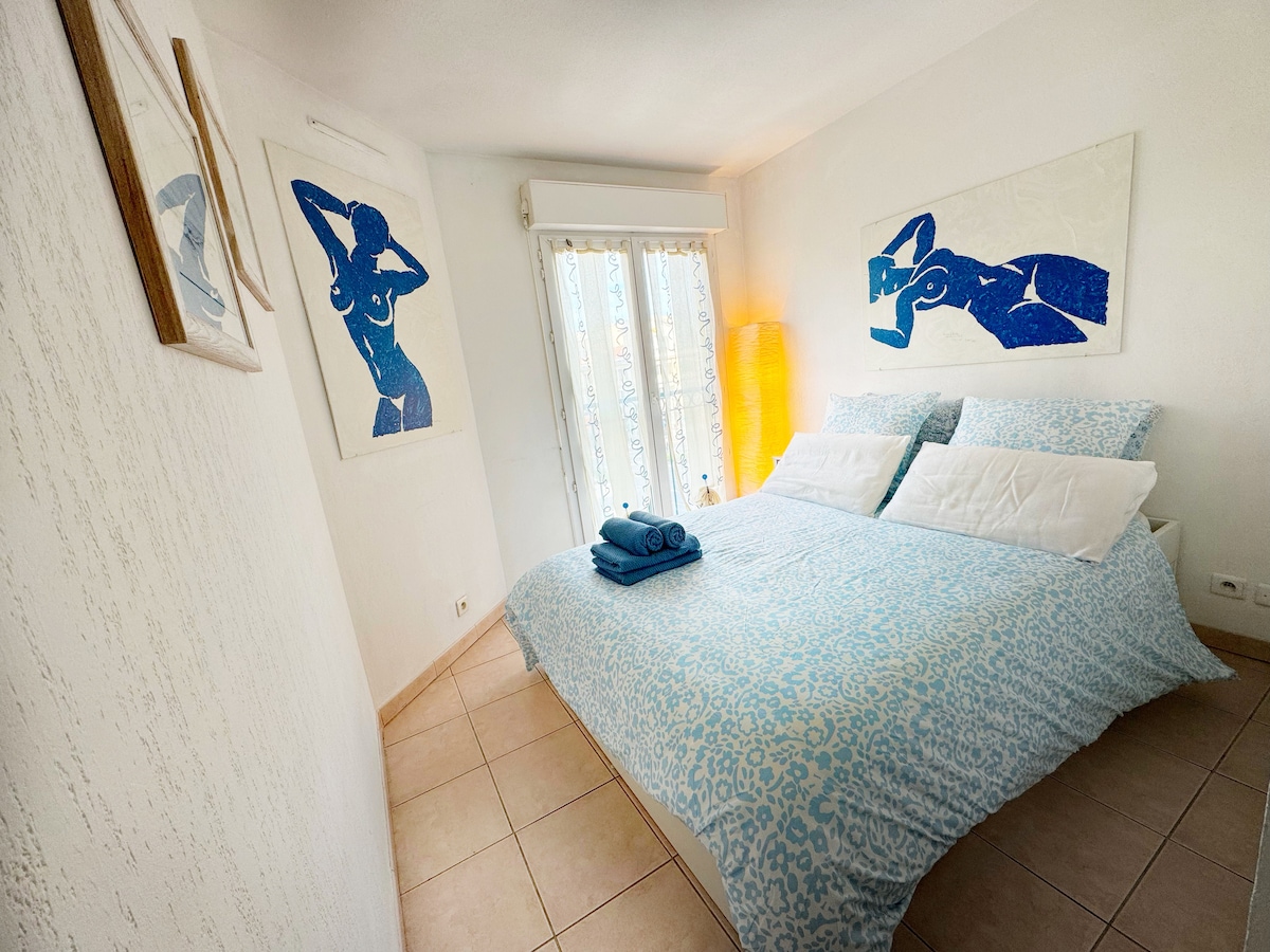 Достапна е соба со двоен кревет и 4 удобни перници.