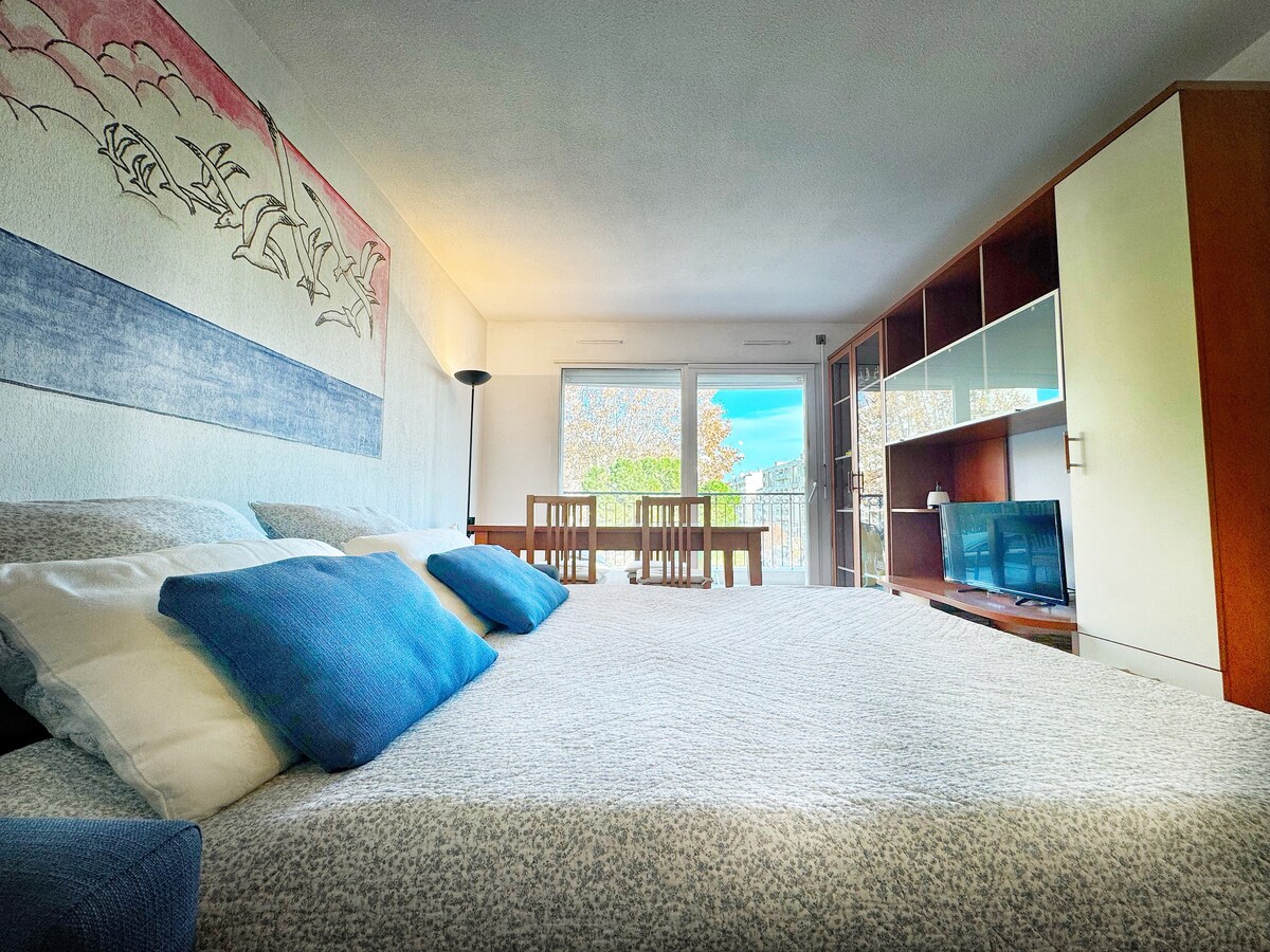 Кауч на спуштање со димензии 160 x 200 за удобно сместување до 4 гости.