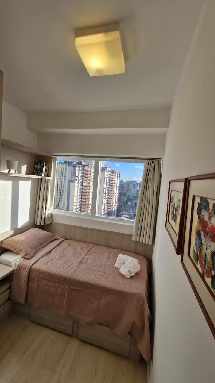 Cama individual, colcão suave y firme. Con libros para leer y pantalla de lámpara que lleva el teléfono celular.