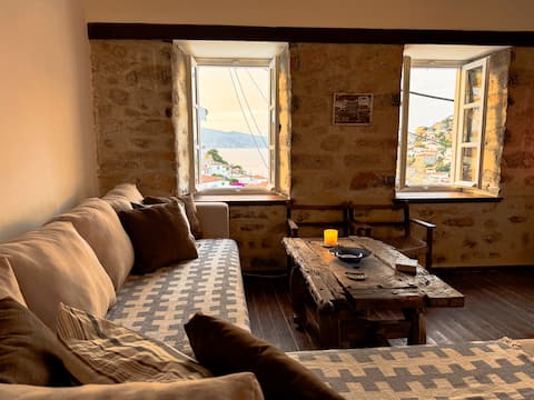 Popular Airbnb listing: Sia's Traditional ViewHouse in Δήμος Ύδρας