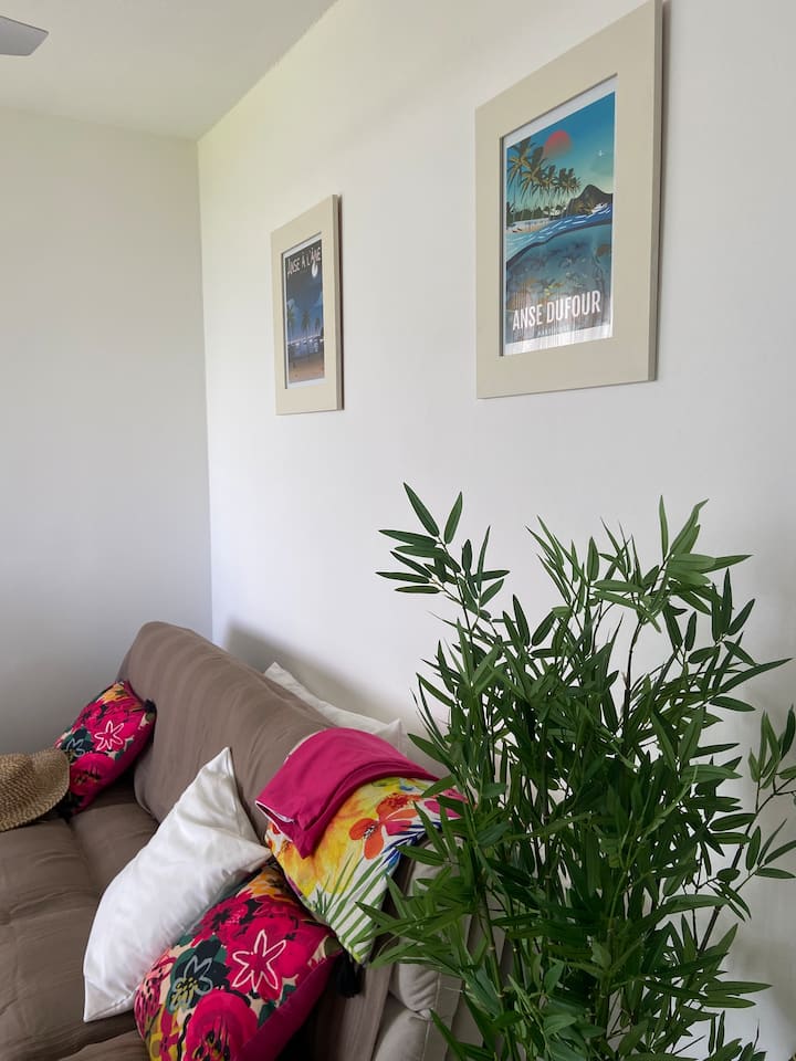 Dans le salon, un canapé convertible (120cm)