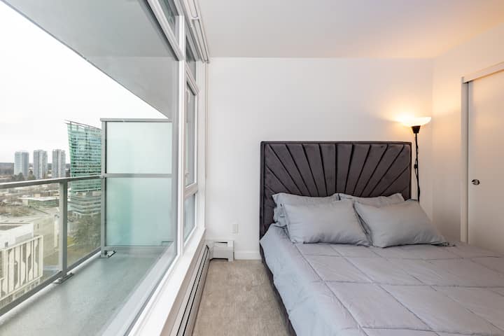 Големи прозорци, предлагащи спираща дъха гледка към града, идеални за събуждане до хоризонта или наслаждаване на блещукащите светлини през нощта.