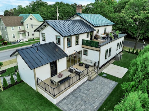 The Saratoga House - 5 Blocks to Downtown!