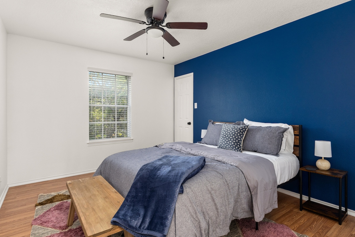 تتميز هذه الغرفة الأنيقة بسرير كبير وجدار بحري جريء وبياضات مريحة وضوء طبيعي مثالي للأزواج أو المسافرين المنفردين الذين يبحثون عن الراحة والبساطة.