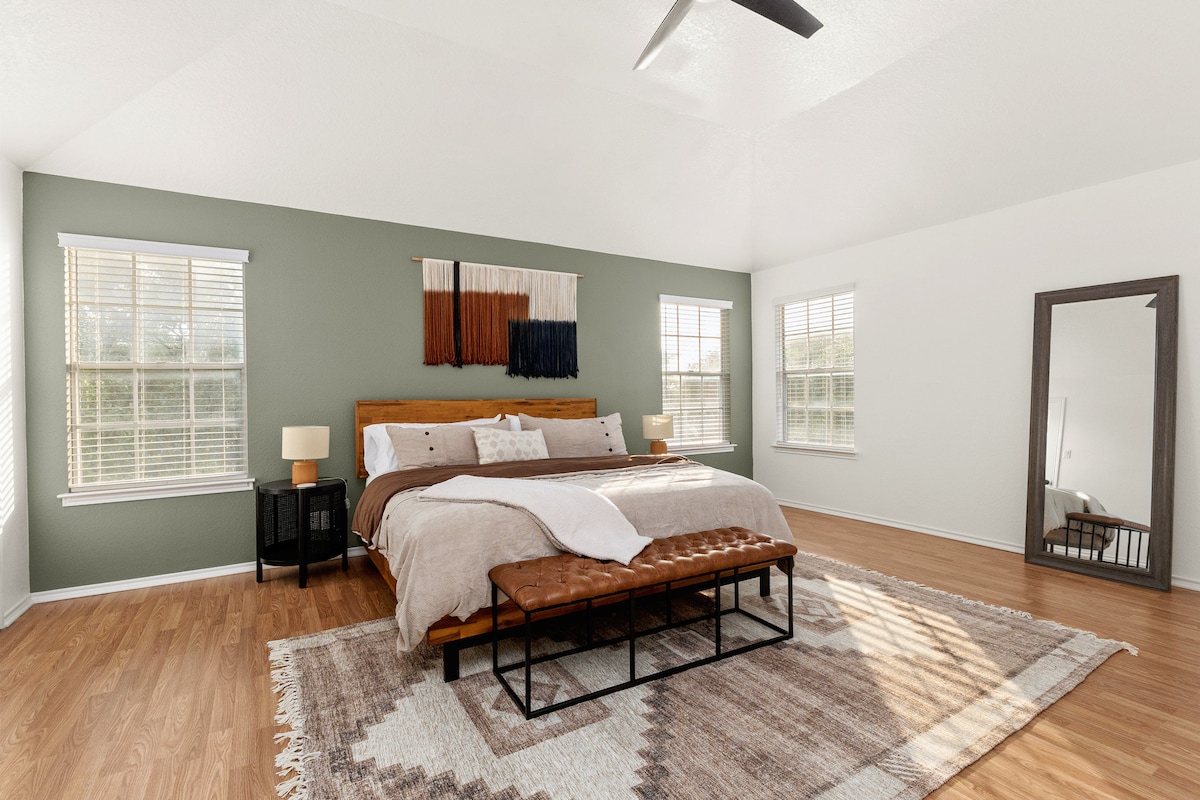 استرخ في غرفة النوم الرئيسية هذه المصممة بشكل جميل والتي تتميز بسرير كبير الحجم وقوام مريح وألوان ترابية دافئة. مع الضوء الطبيعي الوفير والديكور المستوحى من الجنوب الغربي، يوفر هذا المسكن المكان المثالي للراحة بعد استكشاف سان أنطونيو