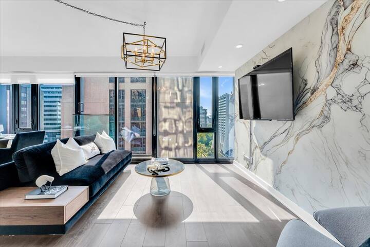 Presidential 2BR+Office in coveted Yorkville gallery image 5