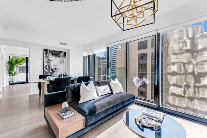 Presidential 2BR+Office in coveted Yorkville