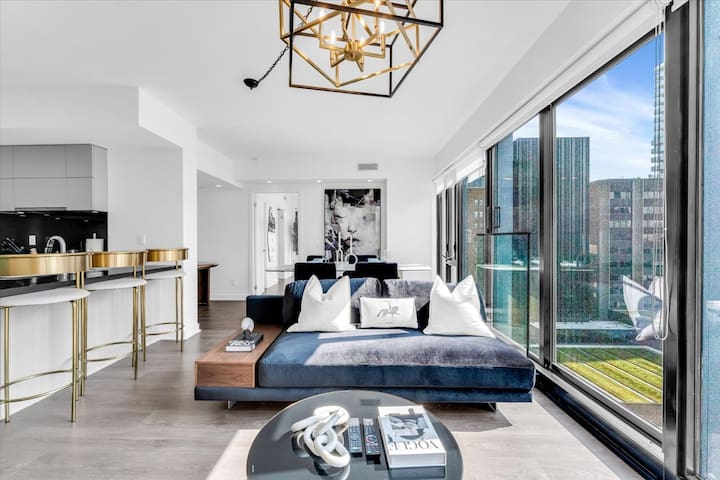 Presidential 2BR+Office in coveted Yorkville gallery image 4