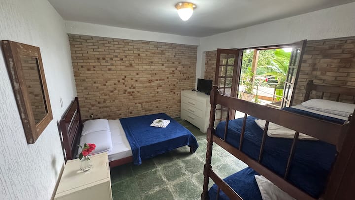 ห้องสวีทมีเตียงคู่เตียงเดี่ยว 2 เตียงและมินิบาร์
มีหมอนและผ้าปูที่นอนให้
Wi-Fi และสมาร์ทบ็อกซ์บนทีวี
เครื่องช่วยหายใจแบบพกพาและไม่มีเครื่องปรับอากาศ
เราไม่มีอาหารเช้าให้
