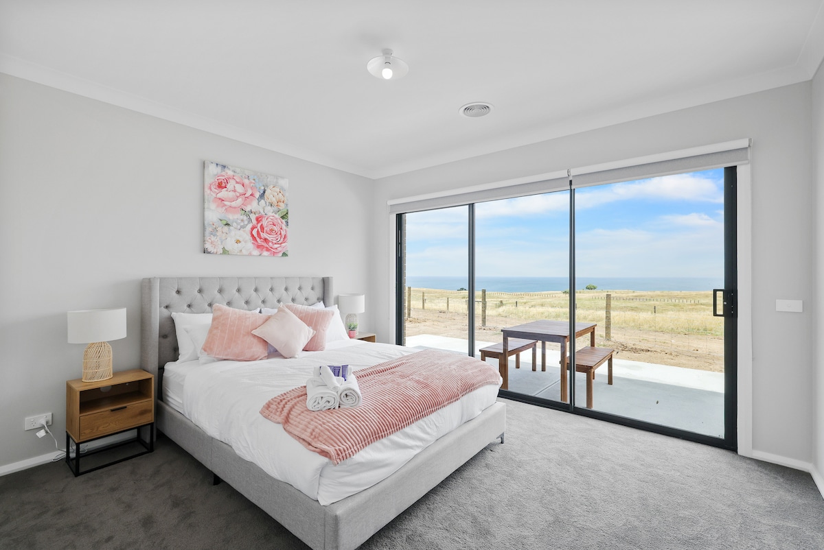 חדר שינה מרווח עם גישה למרפסת