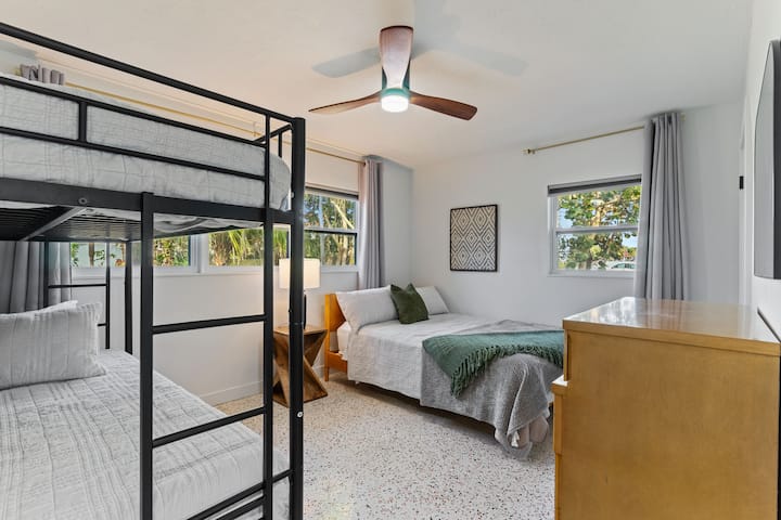 Štýlová spálňa pre deti (mladé aj staré) so šatníkom a komodou