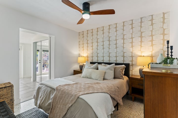 pohodlný hlavný oblek s komodou, lavičkou a zrkadlovým šatníkom